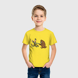 Футболка хлопковая детская Медведь гонится за охотником, цвет: желтый — фото 2