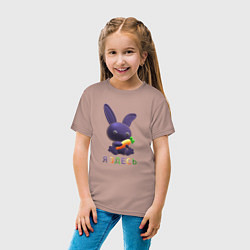 Футболка хлопковая детская Синий кролик с морковкой: я здесь, цвет: пыльно-розовый — фото 2