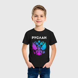 Футболка хлопковая детская Руслан и неоновый герб России в центре, цвет: черный — фото 2