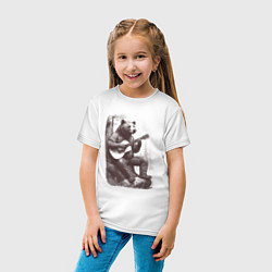 Футболка хлопковая детская Медведь в лесу играет на акустической гитаре, цвет: белый — фото 2