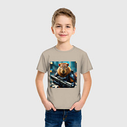 Футболка хлопковая детская Мем вооруженная капибара и автомат, цвет: миндальный — фото 2