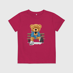 Футболка хлопковая детская Плюшевый медведь на скамейке, цвет: маджента
