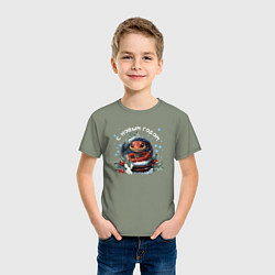 Футболка хлопковая детская Змея в снежном шаре, цвет: авокадо — фото 2