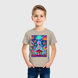 Футболка хлопковая детская Рик среди неоновых грибов - нейроарт фантазия, цвет: миндальный — фото 2