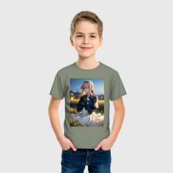 Футболка хлопковая детская Вайолет Эвергарден на лугу, цвет: авокадо — фото 2