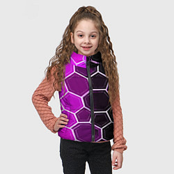 Детский жилет Белые шестиугольники на чёрно-фиолетовом фоне, цвет: 3D-красный — фото 2