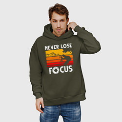 Толстовка оверсайз мужская Never lose focus, цвет: хаки — фото 2