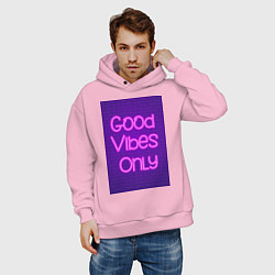 Толстовка оверсайз мужская Неоновая надпись good vibes only и кирпичная стена, цвет: светло-розовый — фото 2