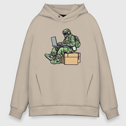 Толстовка оверсайз мужская Российский солдат за ноутбуком, цвет: миндальный