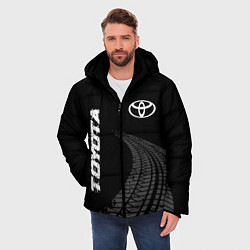Куртка зимняя мужская Toyota speed на темном фоне со следами шин: надпис, цвет: 3D-черный — фото 2