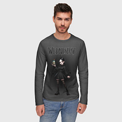 Лонгслив мужской Уэнсдей стоит в динамичной позе и держит пузырек я, цвет: 3D-принт — фото 2