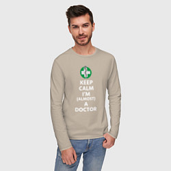 Лонгслив хлопковый мужской Keep calm I??m a doctor, цвет: миндальный — фото 2