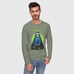 Лонгслив хлопковый мужской Trust me, i'm doctor who, цвет: авокадо — фото 2