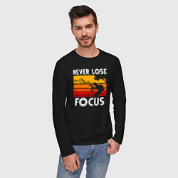 Лонгслив хлопковый мужской Never lose focus, цвет: черный — фото 2