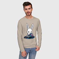 Лонгслив хлопковый мужской Зайчонок обнял клубки The bunny hugged the balls, цвет: миндальный — фото 2