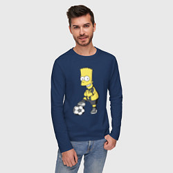 Лонгслив хлопковый мужской Барт Симпсон - крутой футбольный форвард, цвет: тёмно-синий — фото 2