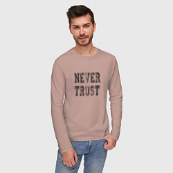 Лонгслив хлопковый мужской Never trust, цвет: пыльно-розовый — фото 2