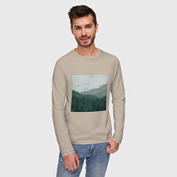 Лонгслив хлопковый мужской Туманные холмы и лес, цвет: миндальный — фото 2