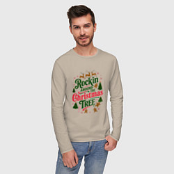 Лонгслив хлопковый мужской Новогодняя атмосфера rockin around the christmas t, цвет: миндальный — фото 2