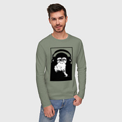 Лонгслив хлопковый мужской Monkey in the headphones, цвет: авокадо — фото 2