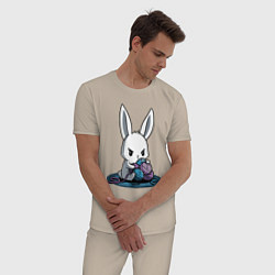 Пижама хлопковая мужская Зайчонок обнял клубки The bunny hugged the balls, цвет: миндальный — фото 2