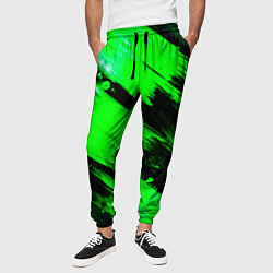 Брюки на резинке мужские Зеленые мазки краски на черном, цвет: 3D-принт — фото 2