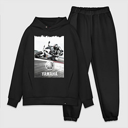 Мужской костюм оверсайз YAMAHA на вираже