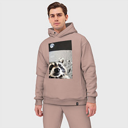 Мужской костюм оверсайз Енот на луне делает селфи, цвет: пыльно-розовый — фото 2