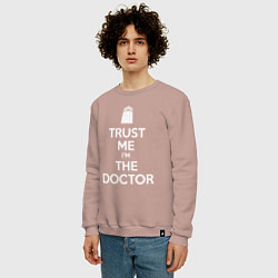 Свитшот хлопковый мужской Trust me Im the doctor, цвет: пыльно-розовый — фото 2