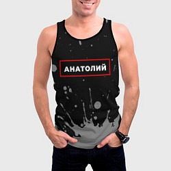 Майка-безрукавка мужская Анатолий - в красной рамке на темном, цвет: 3D-черный — фото 2