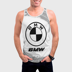 Майка-безрукавка мужская BMW speed на светлом фоне со следами шин, цвет: 3D-белый — фото 2