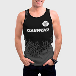 Майка-безрукавка мужская Daewoo speed на темном фоне со следами шин: символ, цвет: 3D-черный — фото 2