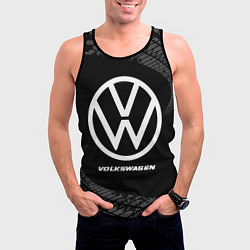 Майка-безрукавка мужская Volkswagen speed на темном фоне со следами шин, цвет: 3D-черный — фото 2