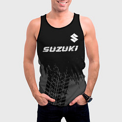 Майка-безрукавка мужская Suzuki speed на темном фоне со следами шин: символ, цвет: 3D-черный — фото 2