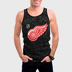 Майка-безрукавка мужская Детройт Ред Уингз - черные соты, цвет: 3D-черный — фото 2
