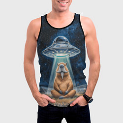 Майка-безрукавка мужская Нло похищает капибару сидящую в позе лотоса, цвет: 3D-черный — фото 2