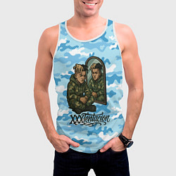 Майка-безрукавка мужская XXXTentacion сидит рядом с зеркалом, цвет: 3D-белый — фото 2