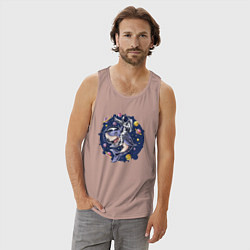 Майка мужская хлопок Космонавт верхом на акуле, цвет: пыльно-розовый — фото 2