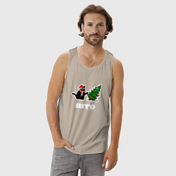 Майка мужская хлопок Котик роняет ёлку - што, цвет: миндальный — фото 2