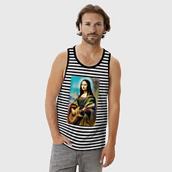 Майка мужская хлопок Мона Лиза лабает на гитаре, цвет: черная тельняшка — фото 2