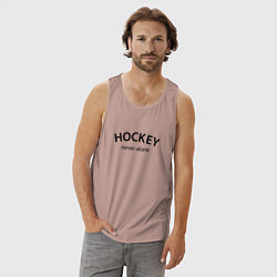 Майка мужская хлопок Hockey never alone - motto, цвет: пыльно-розовый — фото 2