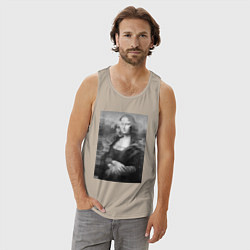 Майка мужская хлопок Черная-белая Мона Лиза с глюками, цвет: миндальный — фото 2