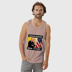 Майка мужская хлопок Джо Байден: закрой за мной дверь я ужожу, цвет: пыльно-розовый — фото 2