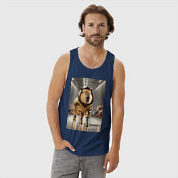 Майка мужская хлопок Капибара без лапки на модном показе в золоте, цвет: тёмно-синий — фото 2