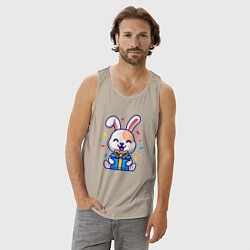 Майка мужская хлопок Радостный зайчик с подарком, цвет: миндальный — фото 2