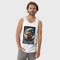 Майка мужская хлопок Плюшевый мишка сидит на Луне, цвет: белый — фото 2