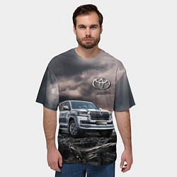 Футболка оверсайз мужская Toyota Land Cruiser 200 среди скал, цвет: 3D-принт — фото 2