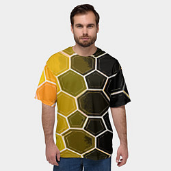 Футболка оверсайз мужская Белые шестиугольники на чёрно-жёлтом фоне, цвет: 3D-принт — фото 2