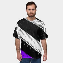Футболка оверсайз мужская Диагональные чёрно-белые полосы на фиолетовом фоне, цвет: 3D-принт — фото 2