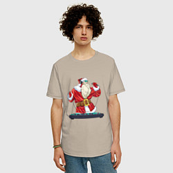 Футболка оверсайз мужская Санта музыкант, цвет: миндальный — фото 2